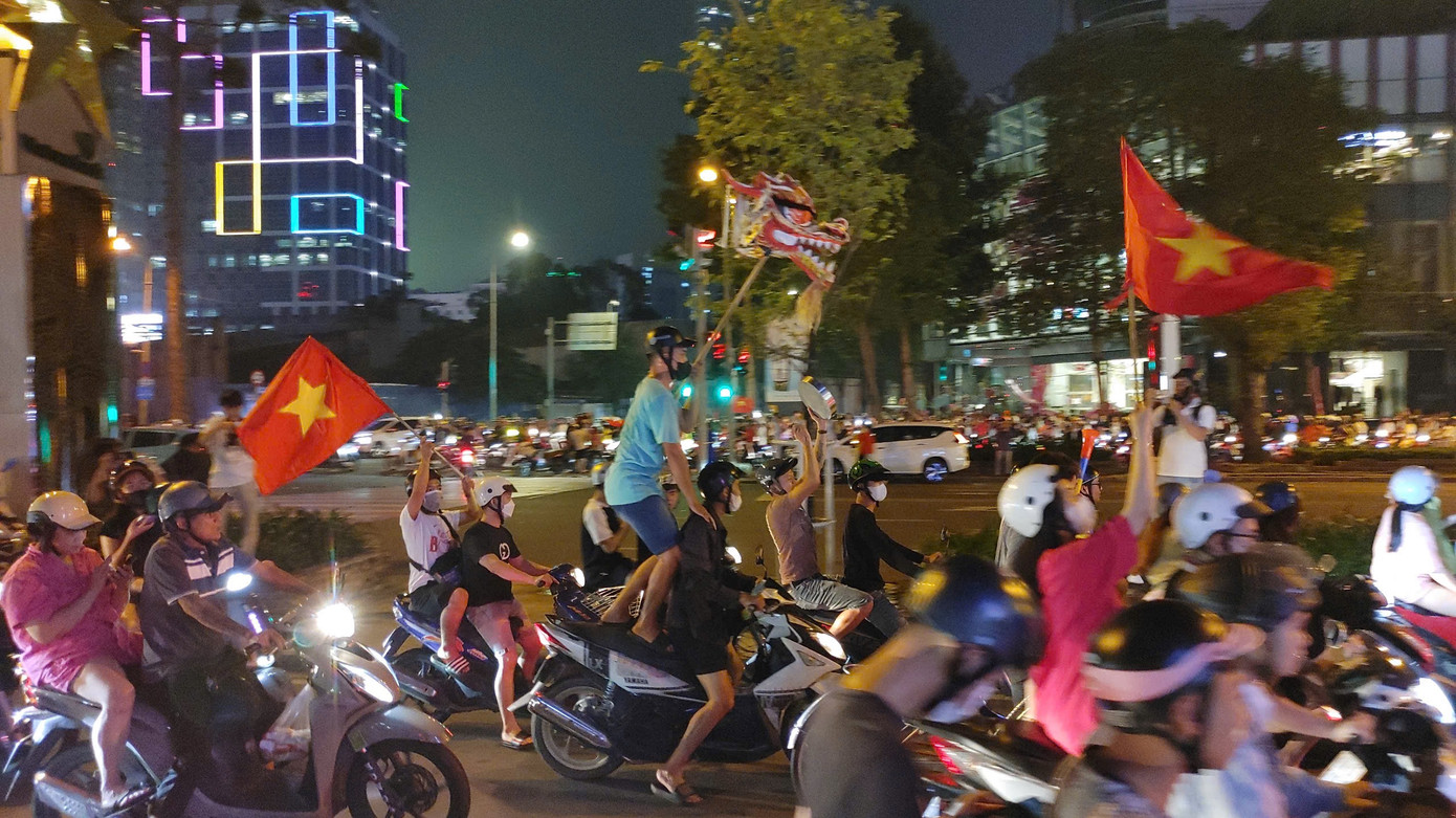 Lực lượng an ninh chốt chặn, giám sát đoàn người xuống đường ăn mừng. Lực lượng an ninh chốt chặn, giám sát đoàn người xuống đường ăn mừng.