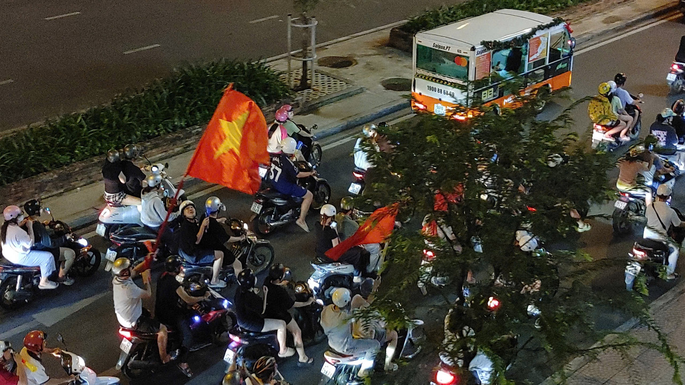 Lực lượng an ninh chốt chặn, giám sát đoàn người xuống đường ăn mừng. Lực lượng an ninh chốt chặn, giám sát đoàn người xuống đường ăn mừng.