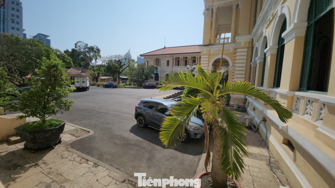 Lối đi chính dẫn vào phòng xử án A và B được phong toả, hạn chế người ra vào. Tại phiên tòa sắp tới, bà Trương Mỹ Lan (cựu Chủ tịch Tập đoàn Vạn Thịnh Phát) bị xét xử về 3 tội: &quot;Đưa hối lộ&quot;, &quot;Vi phạm quy định về hoạt động của ngân hàng&quot; và &quot;Tham ô tài sản&quot;.