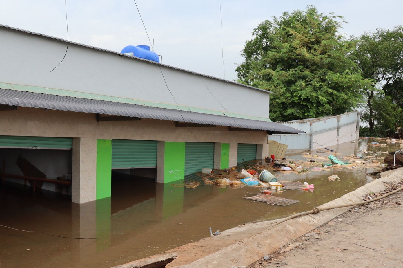 Theo thông tin từ UBND xã Phước Lại (huyện Cần Giuộc), vụ sạt lở diễn ra vào khoảng 2h sáng 9/6/2023. Có 5 căn nhà dạng ki ốt của người dân bị sạt lở xuống sông, trong đó có một hộ dân đang sinh sống còn các hộ khác đã được chính quyền vận động di dời đi nơi khác.