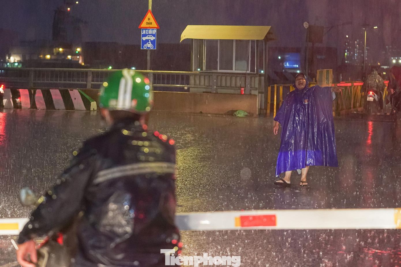 Việc làm này khá nguy hiểm, ảnh hưởng đến việc điều tiết giao thông của nhân viên phà. Việc làm này khá nguy hiểm, ảnh hưởng đến việc điều tiết giao thông của nhân viên phà.