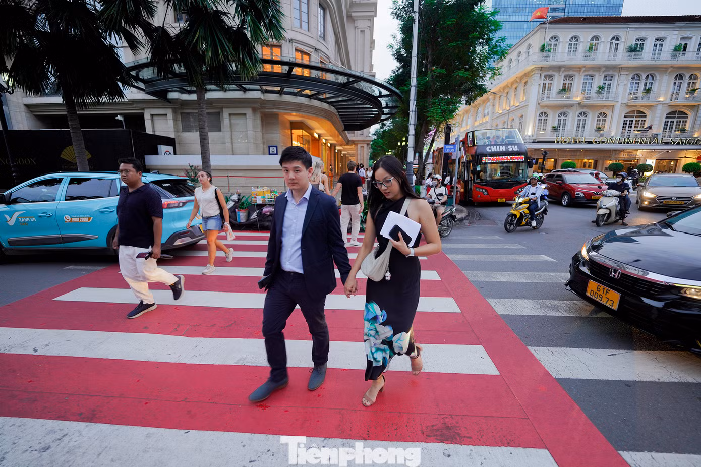 Đường Đồng Khởi hiện nay được xem là một trong những con đường đắt đỏ nhất thế giới. Giá bất động sản tại đây đã đạt đến mức 3 tỷ đồng/m2 cho một số vị trí. Không chỉ gây ấn tượng với giá trị bất động sản cao, Đồng Khởi còn nổi tiếng với mức giá thuê mặt bằng bán lẻ cao nhất châu Á, đứng thứ 13 toàn cầu. Mức giá thuê mặt bằng bán lẻ tại đây đạt 390 USD/m2, tương đương khoảng 100 triệu đồng/m2. Con đường này có mức giá thuê cao hơn nhiều so với các tuyến phố nổi tiếng ở Đức, Hà Lan hay Thái Lan.