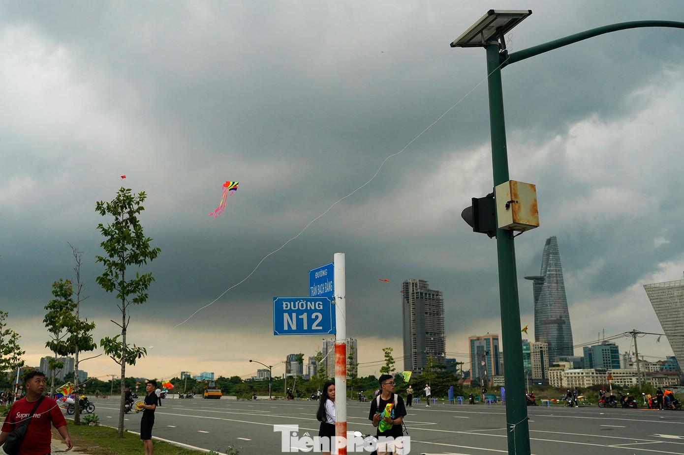 Một bạn trẻ bị vướng dây diều vào trụ đèn đang tìm cách tháo ra. Một khi diều vướng vào đường dây điện có thể đe dọa tính mạng người thả diều cũng như những người xung quanh và gây ra sự cố diện rộng, ảnh hưởng nghiêm trọng đến sản xuất và sinh hoạt của người dân. Một bạn trẻ bị vướng dây diều vào trụ đèn đang tìm cách tháo ra. Một khi diều vướng vào đường dây điện có thể đe dọa tính mạng người thả diều cũng như những người xung quanh và gây ra sự cố diện rộng, ảnh hưởng nghiêm trọng đến sản xuất và sinh hoạt của người dân.