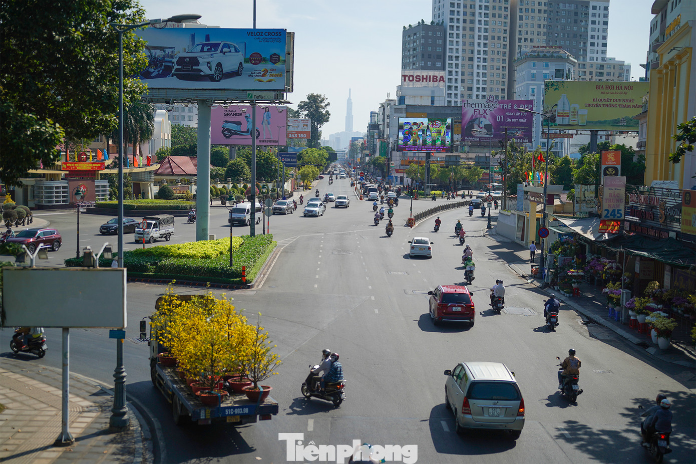 Chỉ còn hơn 10 tiếng đồng hồ nữa, người dân TPHCM cùng cả nước bước sang năm 2023. Trước thời khắc giao thừa, nhiều người dân vẫn còn phân vân trong việc mua sắm để mừng năm mới.