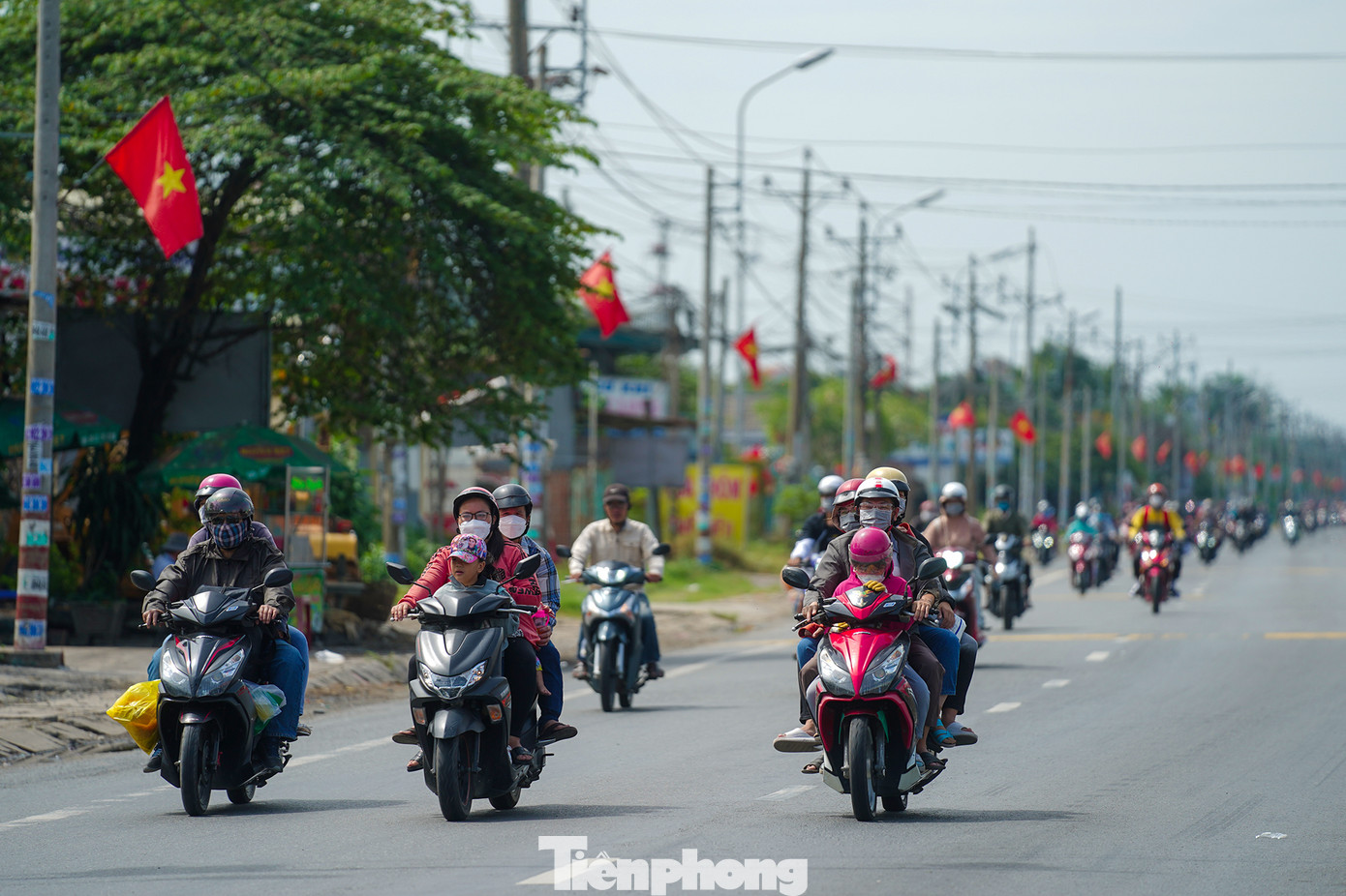 Dòng phương tiện ghi nhận tại khu vực địa giới giáp ranh TPHCM và Long An. Dòng phương tiện ghi nhận tại khu vực địa giới giáp ranh TPHCM và Long An.