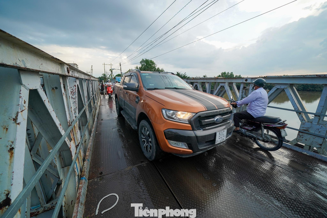Do tính chất cấp bách của dự án, ngay trong thời gian cao điểm về dịch bệnh COVID -19, huyện đã chủ động báo cáo, kiến nghị UBND TPHCM về tiến độ, cùng những khó khăn, vướng mắc của dự án. Đồng thời, huyện chuyển hồ sơ bồi thường kèm theo dự thảo hợp đồng mua nền tái định cư đến từng hộ dân có ý kiến để tổng hợp báo cáo thành phố. Do tính chất cấp bách của dự án, ngay trong thời gian cao điểm về dịch bệnh COVID -19, huyện đã chủ động báo cáo, kiến nghị UBND TPHCM về tiến độ, cùng những khó khăn, vướng mắc của dự án. Đồng thời, huyện chuyển hồ sơ bồi thường kèm theo dự thảo hợp đồng mua nền tái định cư đến từng hộ dân có ý kiến để tổng hợp báo cáo thành phố.