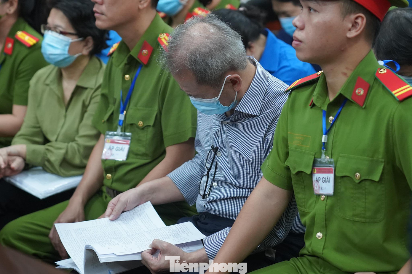 Bị cáo Nguyễn Văn Hưng, nguyên Phó Chánh Thanh tra, phụ trách cơ quan Thanh tra giám sát Ngân hàng nhà nước xem lại cáo trạng. Bị cáo Nguyễn Văn Hưng, nguyên Phó Chánh Thanh tra, phụ trách cơ quan Thanh tra giám sát Ngân hàng nhà nước xem lại cáo trạng.