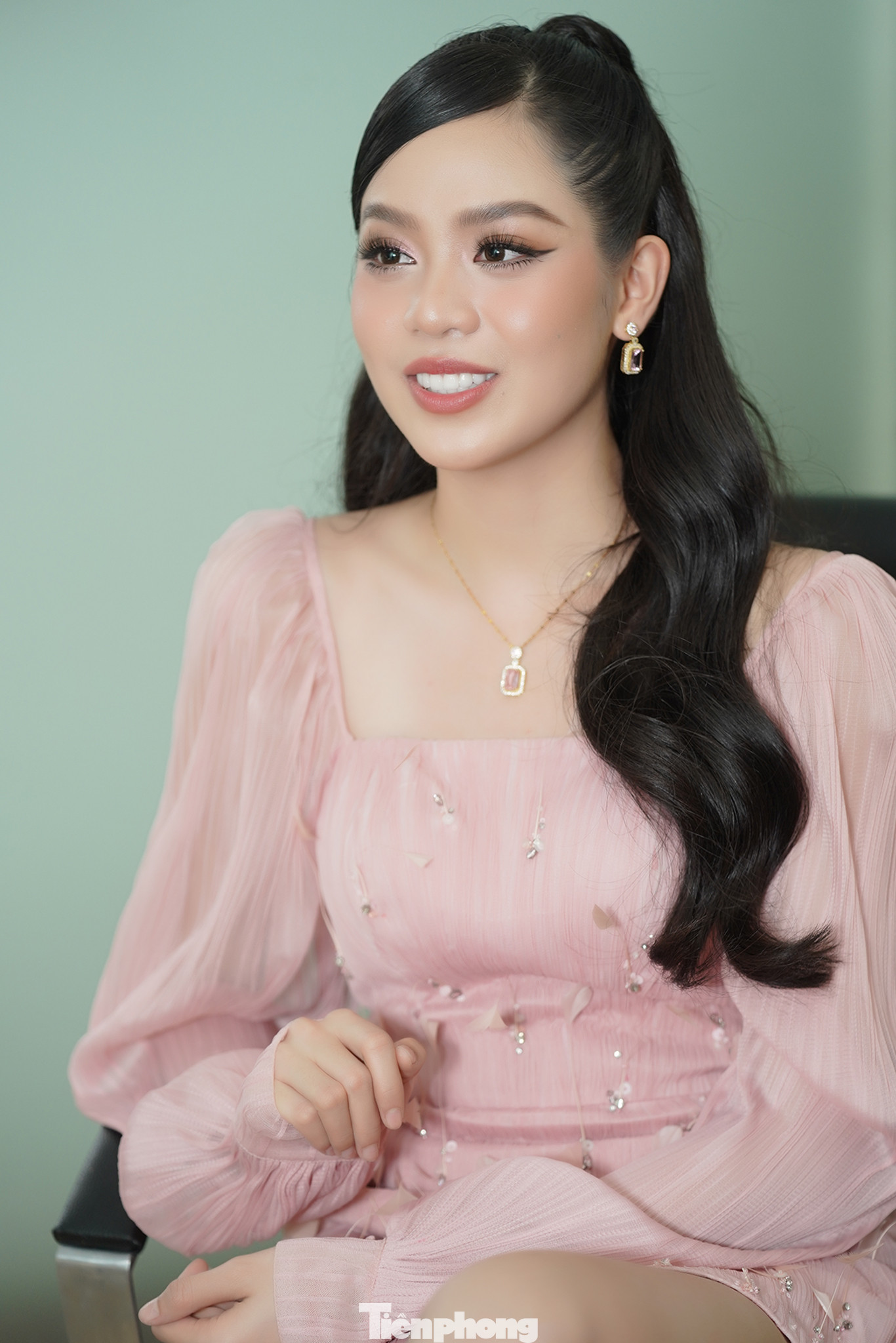 Thanh Thủy giữ nét tự nhiên, cởi mở như thời còn là thí sinh Hoa hậu Việt Nam 2022.