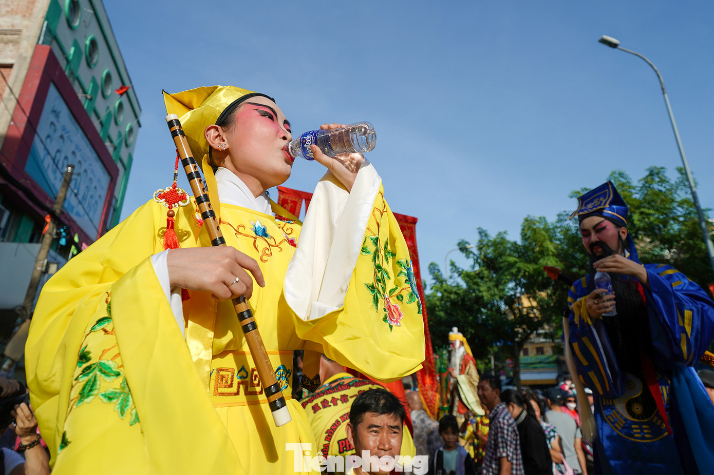 Bạn Lâm Mỹ Ngọc (ngụ Quận 6, hơn mười năm tham gia làm diễn viên đội diễu hành) tranh thủ uống ngụm nước trước khi diễu hành. Ngọc trong vai nhân vật Hàn Tương Tử, ông là người Xương Lê, đời Đường. Theo truyền thuyết, Hàn Tương Tử là cháu của văn họa gia nổi tiếng Hàn Dũ. Tương truyền ông cũng là bạn của Lã Động Tân, nhờ đó mà tu tiên. Hàn Tương Tử có sáo thần và biệt tài thổi sáo, sáng tác được những bài nhạc êm dịu. Đặc biệt, tiếng sáo thu hút được những điều tốt lành, chẳng hạn cây cối sẽ trở nên tốt tươi, mọc nhanh khi ông thổi sáo.