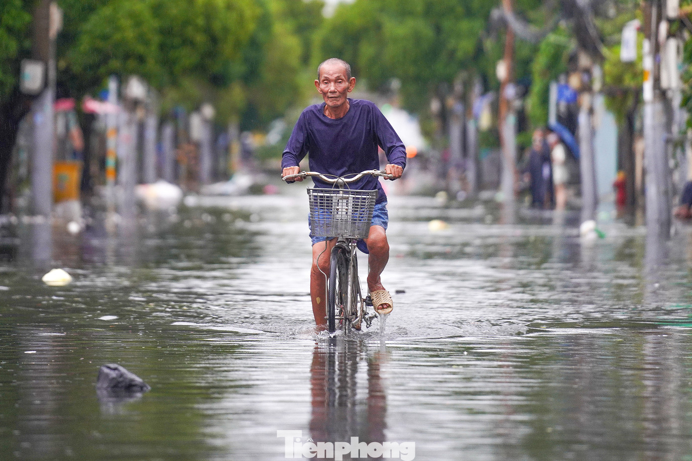 Tuyến đường Dương Văn Cam ngập ngập nặng. "Giờ là nước rút bớt rồi, lúc mới mưa thì sâu khoảng 5 tấc", một người dân nói. Tuyến đường Dương Văn Cam ngập ngập nặng. "Giờ là nước rút bớt rồi, lúc mới mưa thì sâu khoảng 5 tấc", một người dân nói.