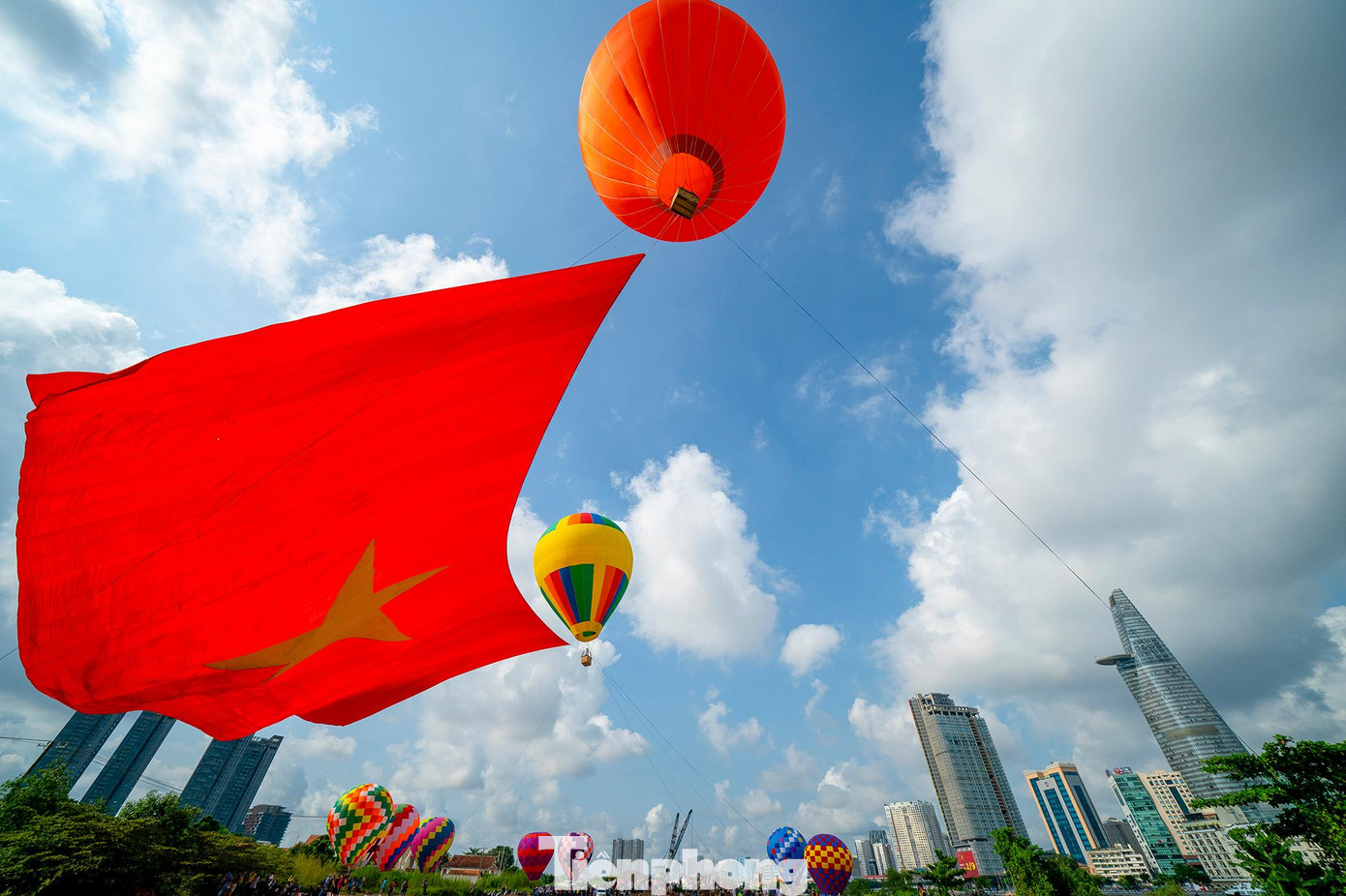 Có 10 khinh khí cầu đang chờ đến giờ bay lên trời để khai mạc Lễ hội &quot;Tết độc lập&quot; tại TPHCM.
