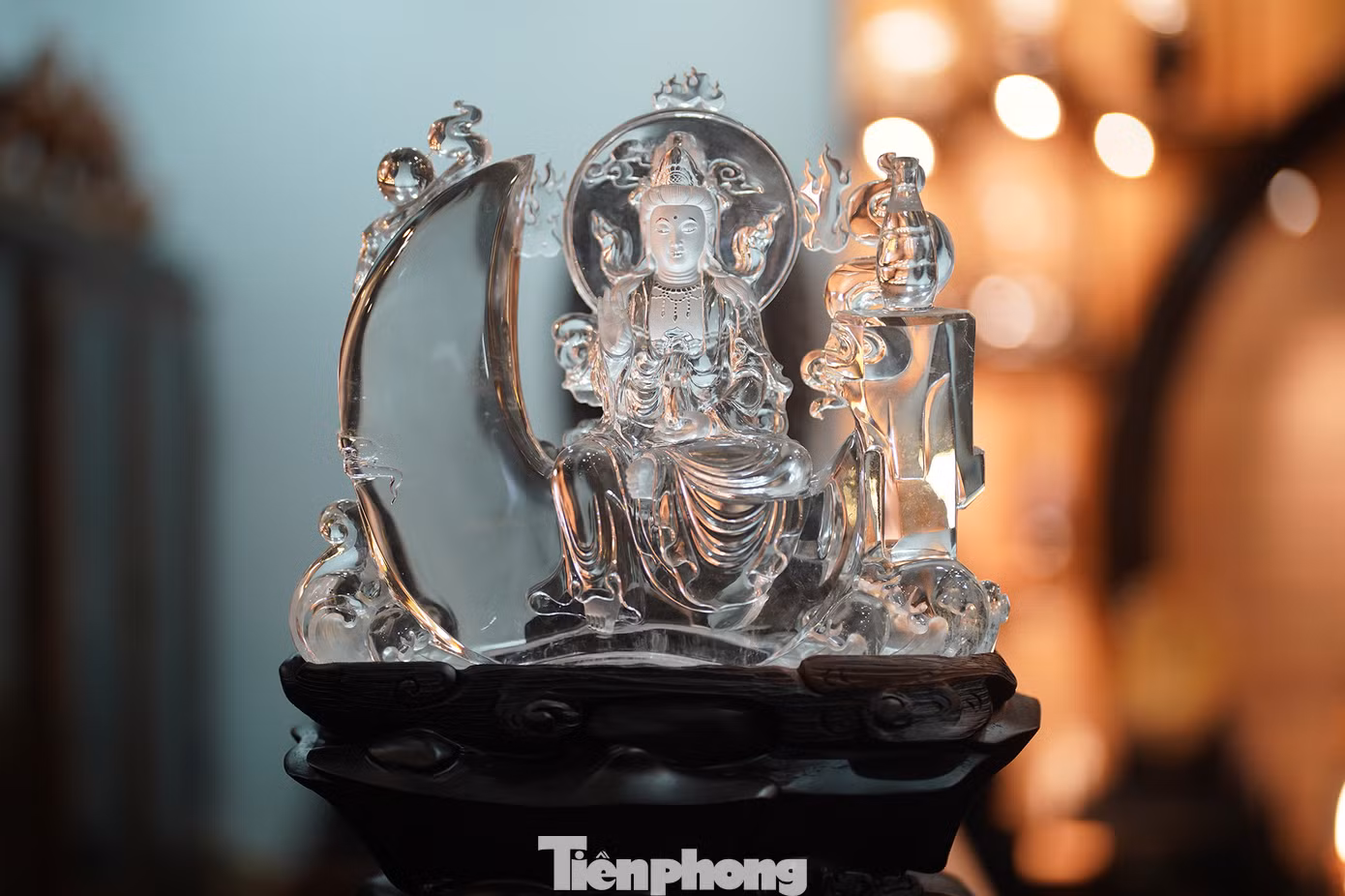 Đây là pho tượng Quan Thế Âm bồ tát bằng đá thạch anh trắng độc nhất vô nhị vì nguyên khối trong suốt, không lẫn tạp chất.