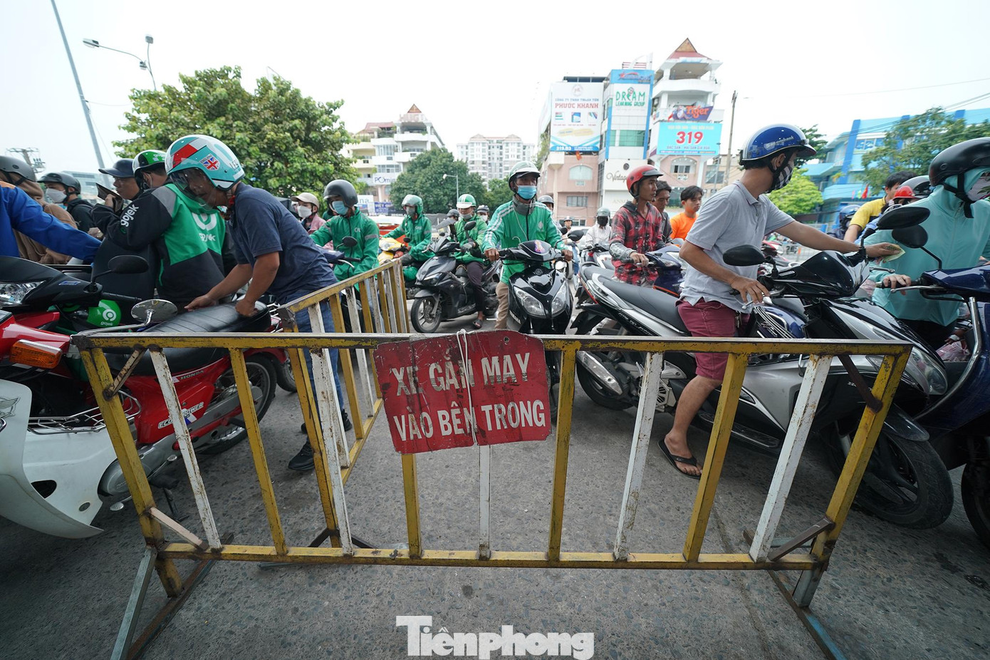 Việc các cây xăng quá tải, phải lập rào chắn cộng với việc vất vả khi phải chờ đợi rồi mua với số lượng hạn chế đã gợi lên nỗi ám ảnh của người dân TPHCM về thời điểm thực hiện giãn cách xã hội vì dịch COVID-19.