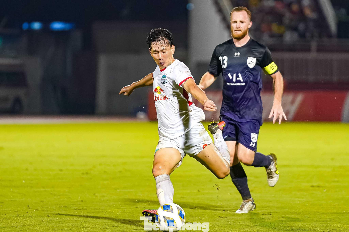 Minh Vương có pha bứt tốc kiến tạo bàn thắng cho HAGL. Bên trong vòng cấm, Brandao đợi sẵn...