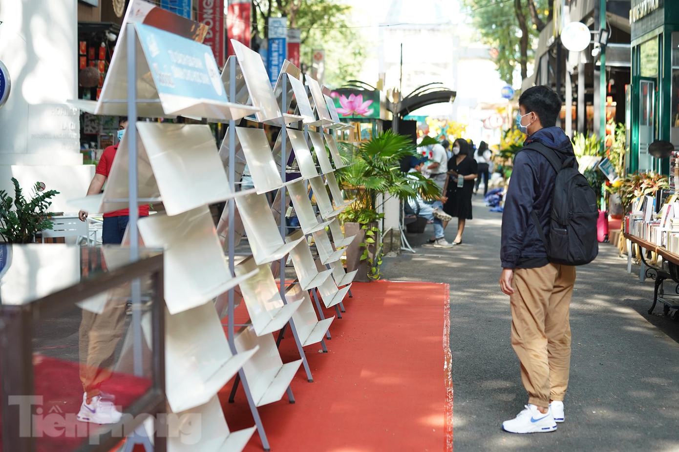 Một số gian trưng bày đã sẵn sàng cho những đầu sách mới. Một số gian trưng bày đã sẵn sàng cho những đầu sách mới.