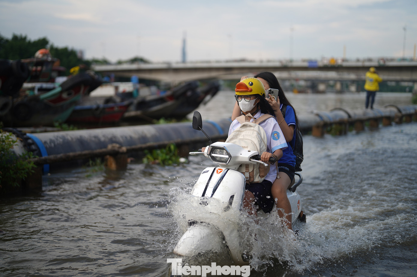 Giờ em chỉ mong được lên xe buýt, đứng dưới nước này giờ rộp chân hết rồi. Em lại dễ bị dị ứng, tiếp xúc với nước này ngứa mấy ngày mới hết", bạn Thuý Hiền, sinh viên trường ĐH Tài chính-Marketing chia sẻ.