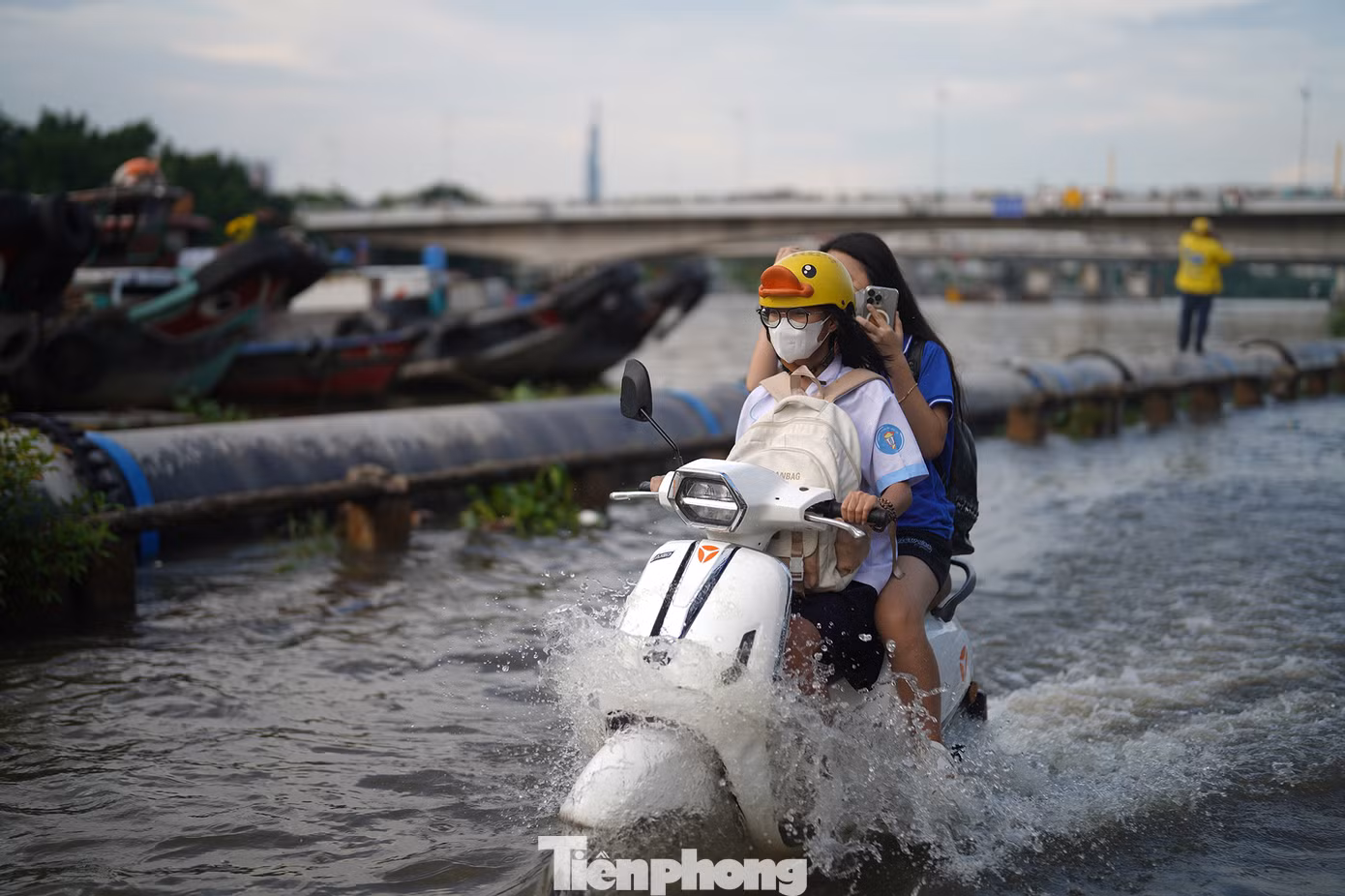 Giờ em chỉ mong được lên xe buýt, đứng dưới nước này giờ rộp chân hết rồi. Em lại dễ bị dị ứng, tiếp xúc với nước này ngứa mấy ngày mới hết", bạn Thuý Hiền, sinh viên trường ĐH Tài chính-Marketing chia sẻ.