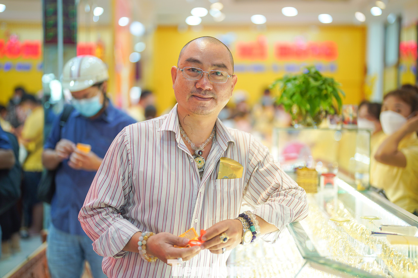 "Theo tục lệ, ngày vía Thần tài, tôi mua một chỉ vàng để cầu may mắn. Tôi thấy giá không có biến động nhiều khi mua một chỉ vàng với giá 5.530.000 đồng", anh Nguyễn Ngọc Chinh, đang kinh doanh lĩnh vực quảng cáo ở quận Bình Thạnh chia sẻ. "Theo tục lệ, ngày vía Thần tài, tôi mua một chỉ vàng để cầu may mắn. Tôi thấy giá không có biến động nhiều khi mua một chỉ vàng với giá 5.530.000 đồng", anh Nguyễn Ngọc Chinh, đang kinh doanh lĩnh vực quảng cáo ở quận Bình Thạnh chia sẻ.