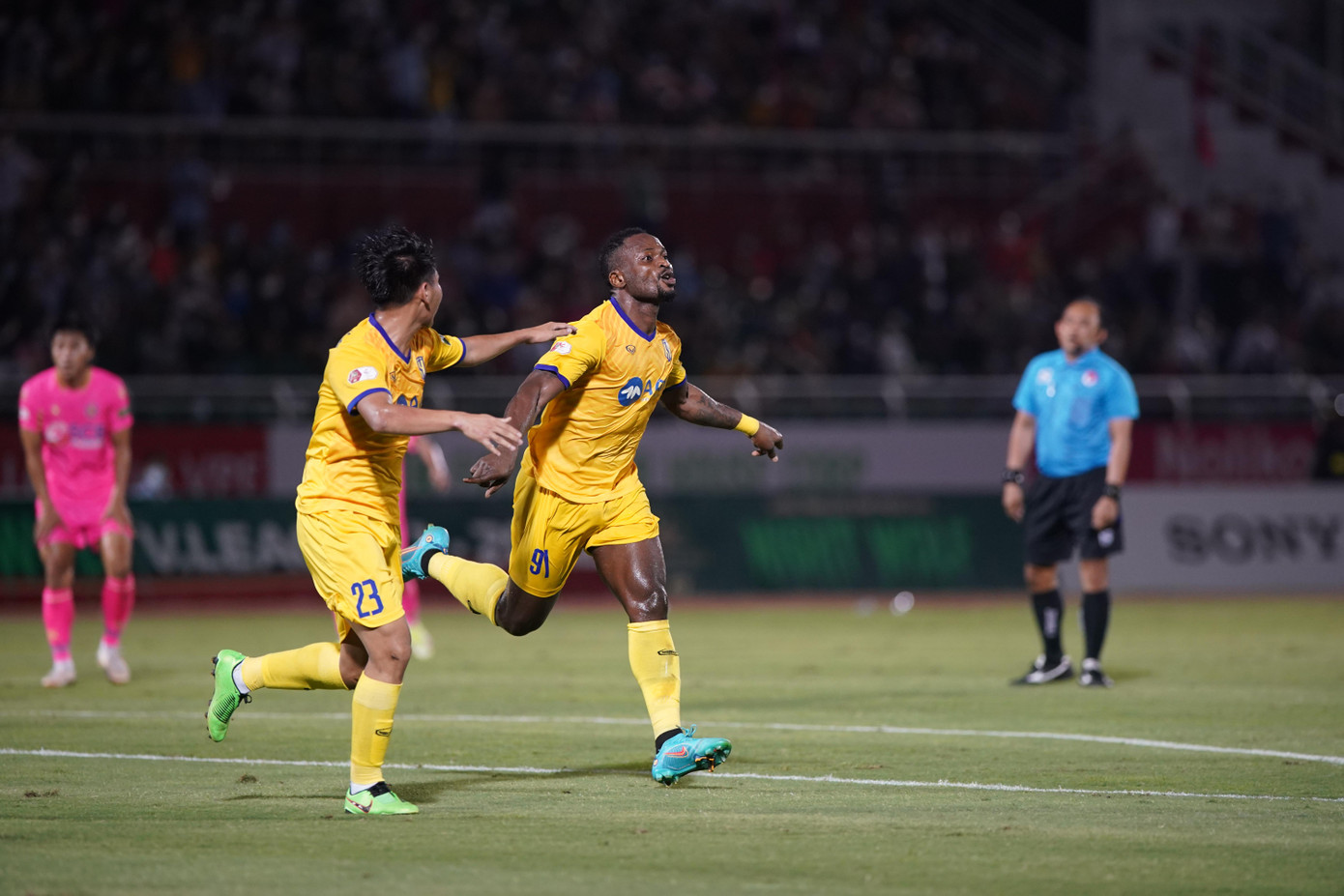 Hậu vệ Sài Gòn đánh đầu phá bóng ra vô tình trở thành đường kiến tạo vừa vặn để Oseni thực hiện cú vô-lê một chạm uy lực, găm bóng vào góc lưới khiến thủ môn Văn Phong bất lực. Hậu vệ Sài Gòn đánh đầu phá bóng ra vô tình trở thành đường kiến tạo vừa vặn để Oseni thực hiện cú vô-lê một chạm uy lực, găm bóng vào góc lưới khiến thủ môn Văn Phong bất lực.