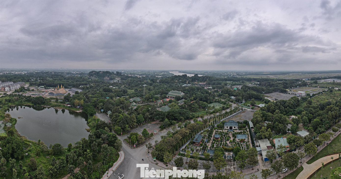 Phía xa chính là sông Đồng Nai.