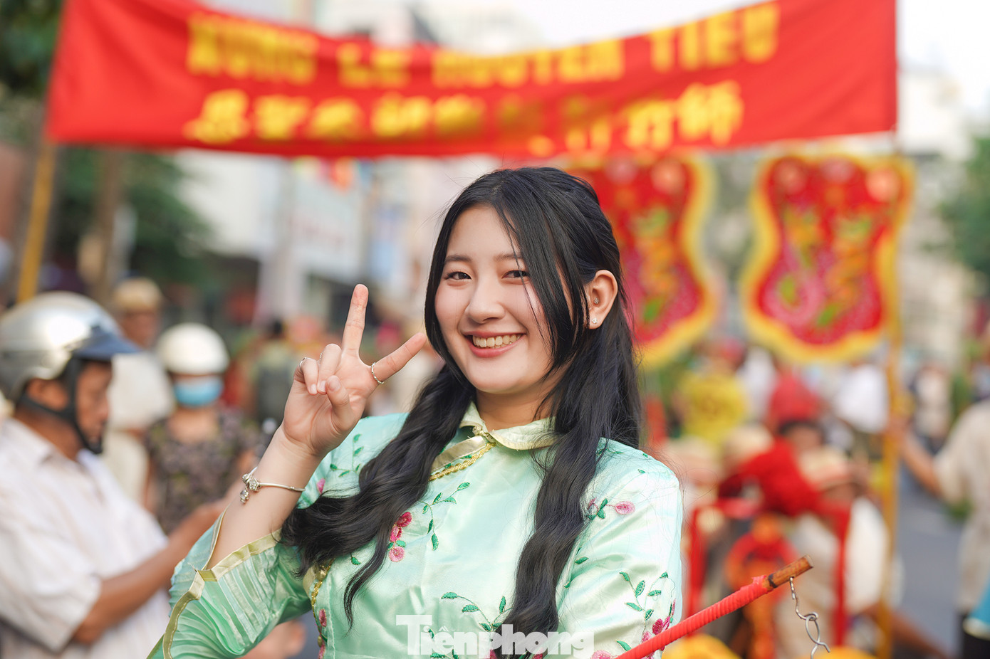 "Đây là năm thứ 6, tôi tham gia lễ hội. Cũng như mọi năm, tôi vào vai tiên nữ gánh hoa, lồng đèn", bạn Hàn Mẫn Nghi chia sẻ.