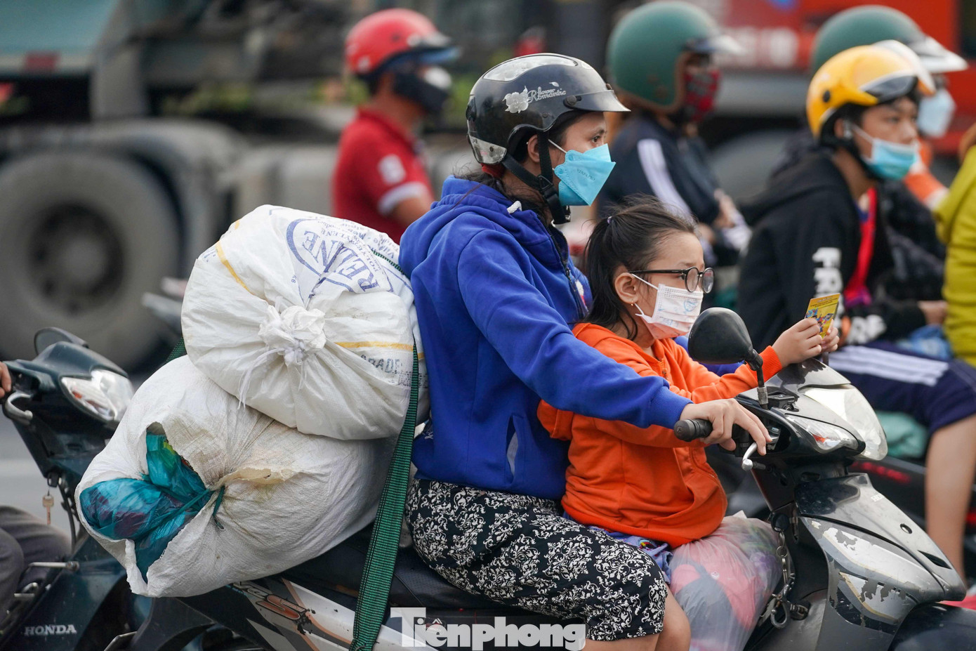 Trên mỗi chiếc xe máy trở về Sài Gòn đều lỉnh kỉnh đồ quê như gà, vịt, mít, rau củ quả, bánh tét, giò chả... Nhiều người mang quà lên để tặng cho bạn bè sau lễ, mang lương thực lên thành phố ăn dần.
