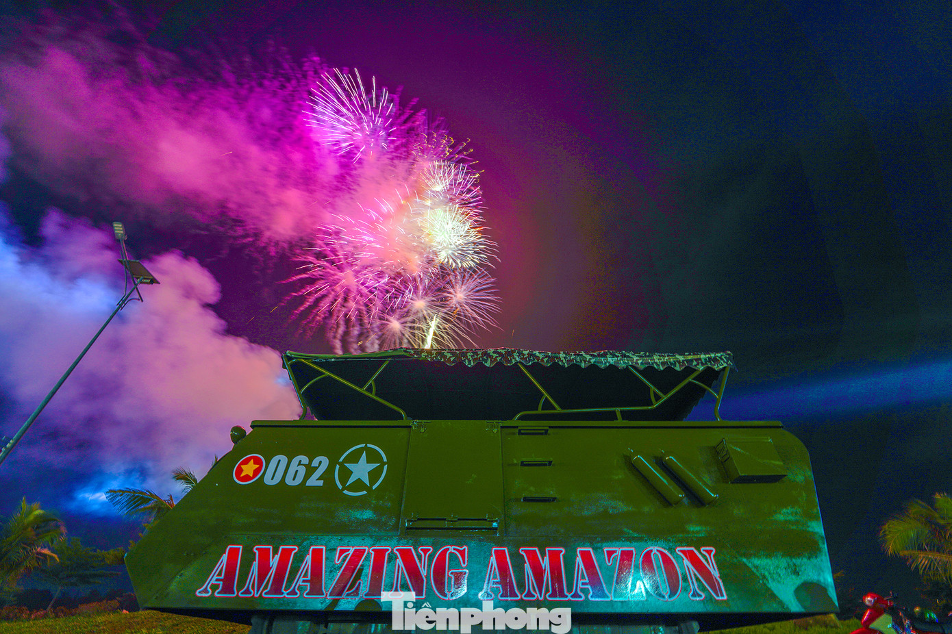 Thú vị hơn khi đang thưởng thức pháo hoa thì có một chiếc xe thiết giáp lội nước đi ngang qua khiến ai cũng trầm trồ. Đây là phương tiện phục vụ khách tham quan băng rừng của KDL.