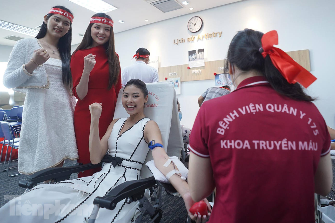 Các người đẹp khá hào hứng vì góp một phần lan toả nghĩa cử cao đẹp trong thời điểm ngành y tế cần lượng máu lớn để cứu chữa các bệnh nhân COVID-19.