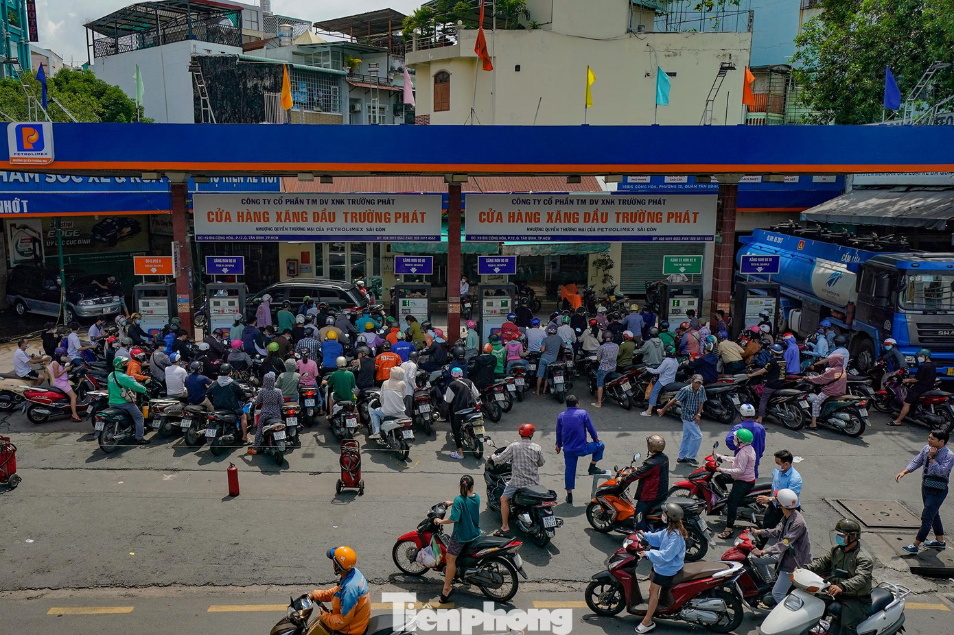 Có thể thấy, phía bên ngoài, nhiều người đứng đội nắng với hy vọng được mua xăng. Tuy nhiên, việc không nhận khách của chủ cây xăng là do phải nhập hàng (xe bồn bên phải nằm đợi) sau khi bán hết cho số khách bên trong.