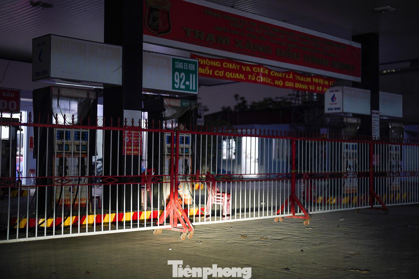 Tương tự, cây xăng này nằm trên đường Vĩnh Lộc cũng đóng cửa khi chưa đến 21h và không treo bảng "hết xăng, còn dầu".
