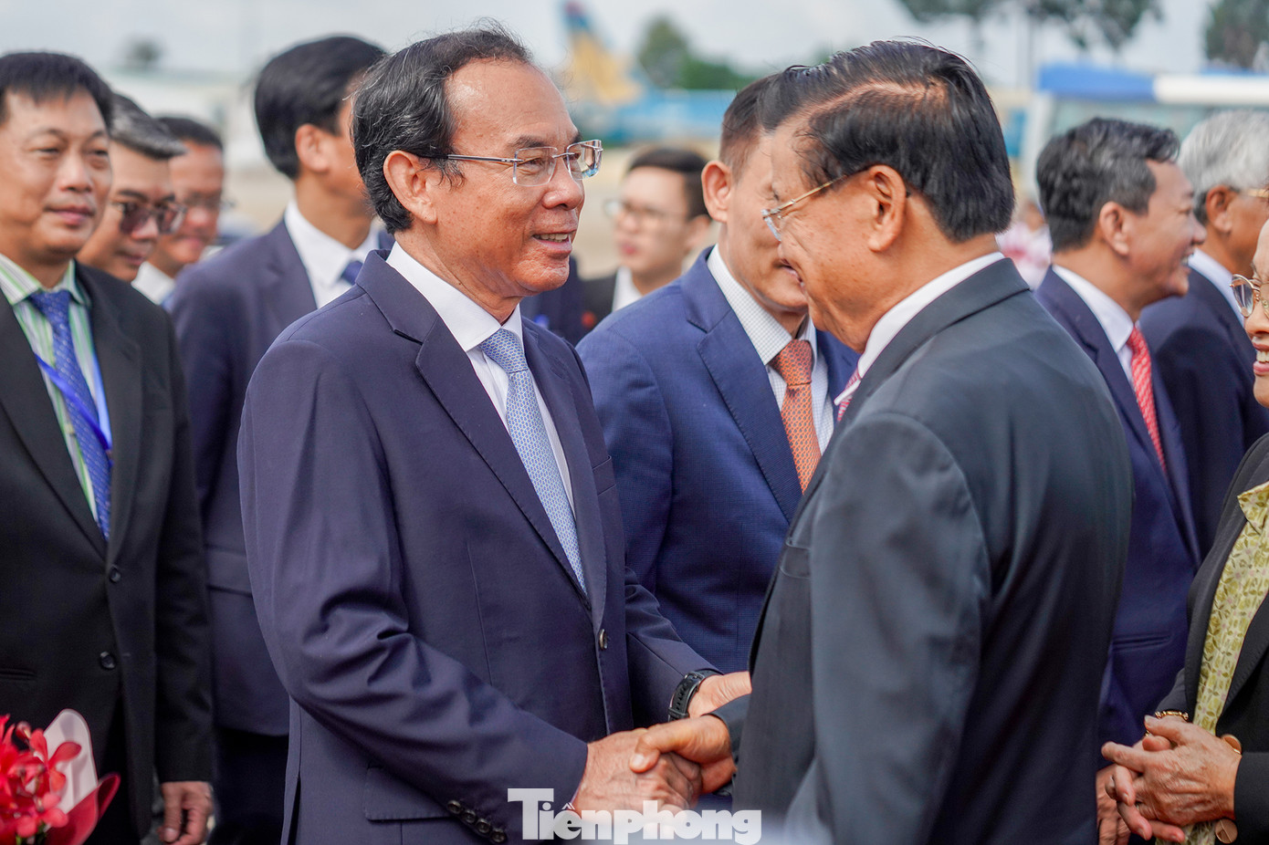 Bí thư Thành ủy TPHCM Nguyễn Văn Nên tiễn Tổng Bí thư, Chủ tịch nước Lào Thongloun Sisoulith và Phu nhân tại Sân bay Quốc tế Tân Sơn Nhất. Ảnh: Phạm Nguyễn