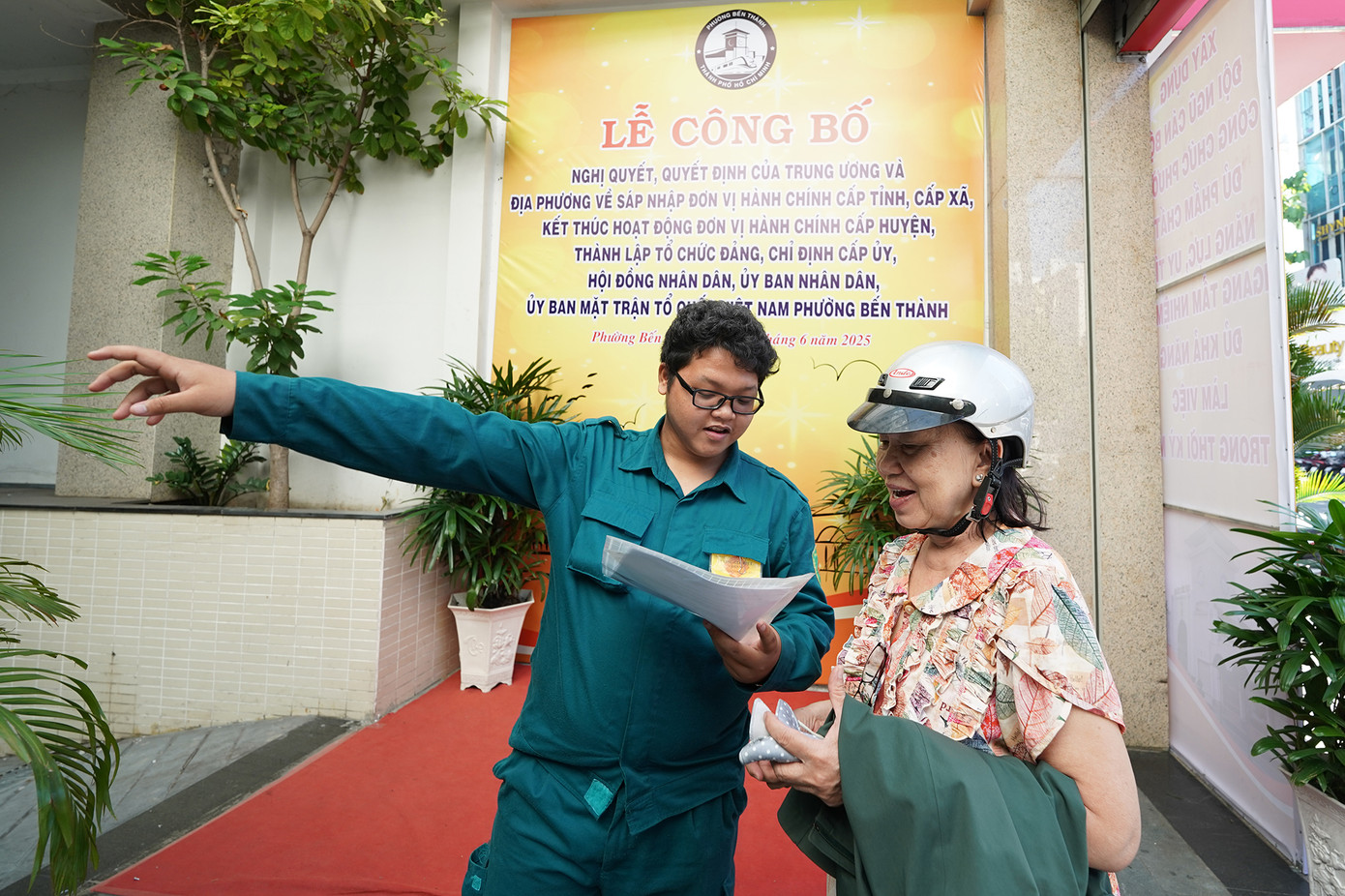 Tại trụ sở phường Bến Thành, bà Nguyễn Thị Tuyết (70 tuổi) ngụ đường Nguyễn Trãi (Quận 1 cũ) đến nhận kết quả hồ sơ hôm nay.