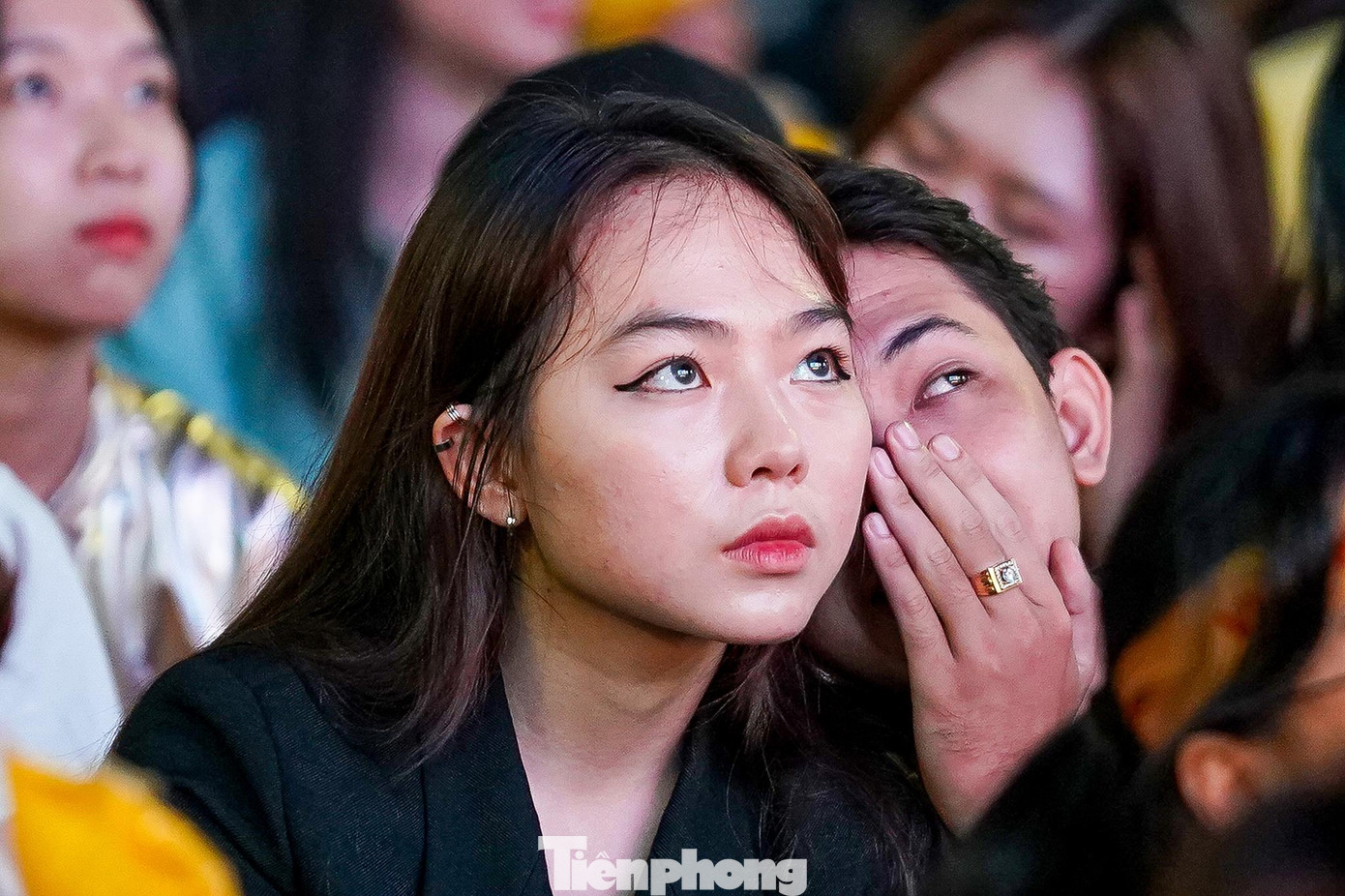 MỘt bạn nam đang giải thích luật chơi của môn bóng đá cho người bạn của mình. MỘt bạn nam đang giải thích luật chơi của môn bóng đá cho người bạn của mình.