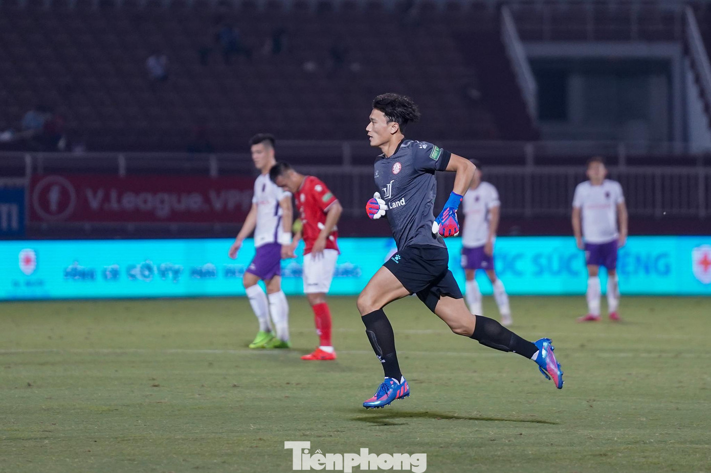 Thủ môn Thanh Thắng của TPHCM dính chấn thương và không thể tiếp tục thi đấu, Bùi Tiến Dũng được tung vào thế chỗ. Thủ môn Bùi Tiến DŨng đã ngồi trên ghế dự bị từ khá lâu. Thủ môn Thanh Thắng của TPHCM dính chấn thương và không thể tiếp tục thi đấu, Bùi Tiến Dũng được tung vào thế chỗ. Thủ môn Bùi Tiến DŨng đã ngồi trên ghế dự bị từ khá lâu.