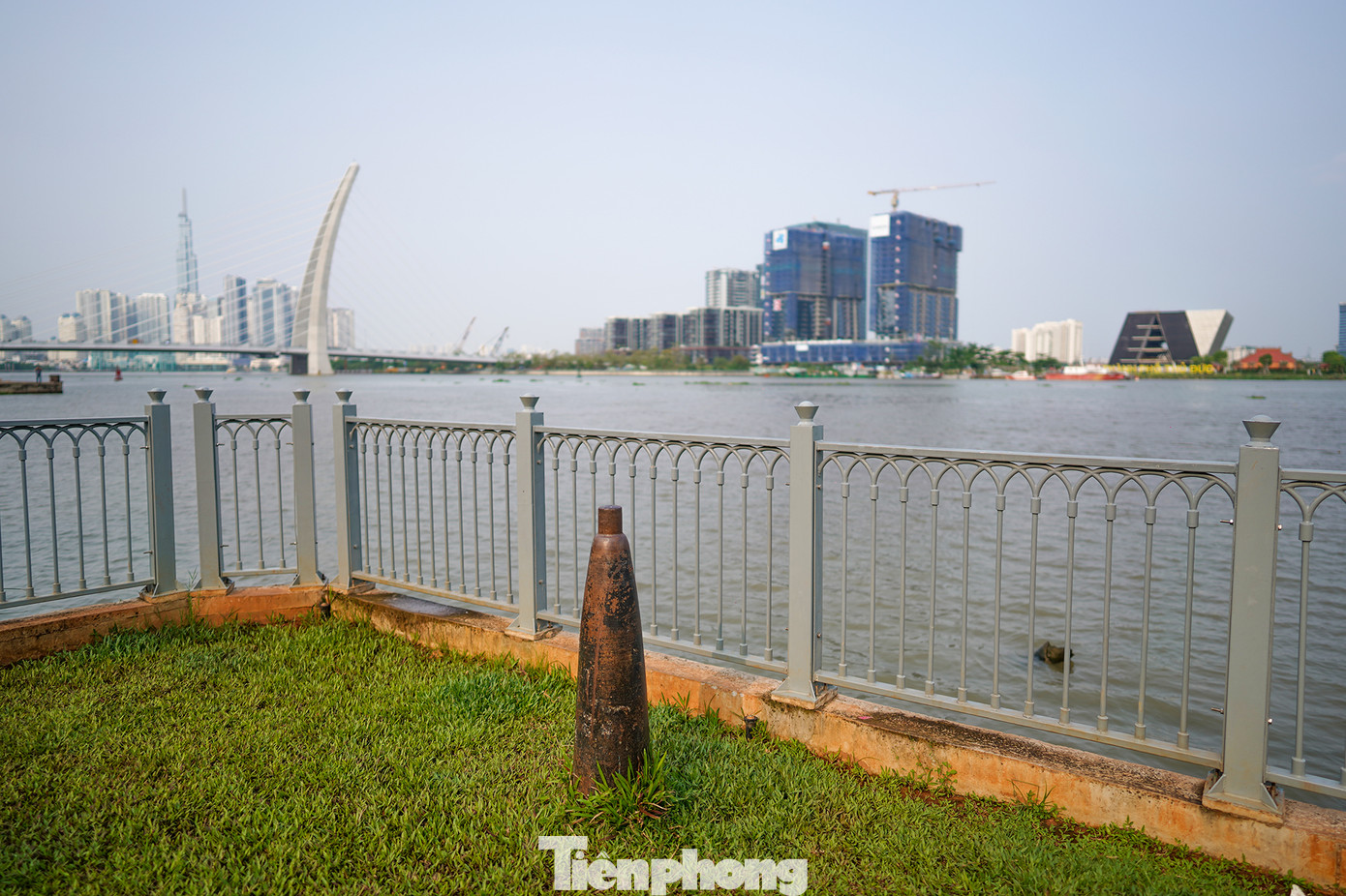 Phần còn lại của khu trưng bày các khẩu thần công. Bến Bạch Đằng dài khoảng 1,3 km, nằm trên đường Tôn Đức Thắng hướng ra sông Sài Gòn, kéo dài từ cầu Khánh Hội đến nhà máy Ba Son. Theo nhà nghiên cứu văn hóa Nam bộ Vương Hồng Sển, Bạch Đằng gắn liền lịch sử ba lần đánh thắng quân Nguyên - Mông nên được đặt tên cho bến sông Sài Gòn để tưởng nhớ chiến tích hào hùng của quân dân Đại Việt.