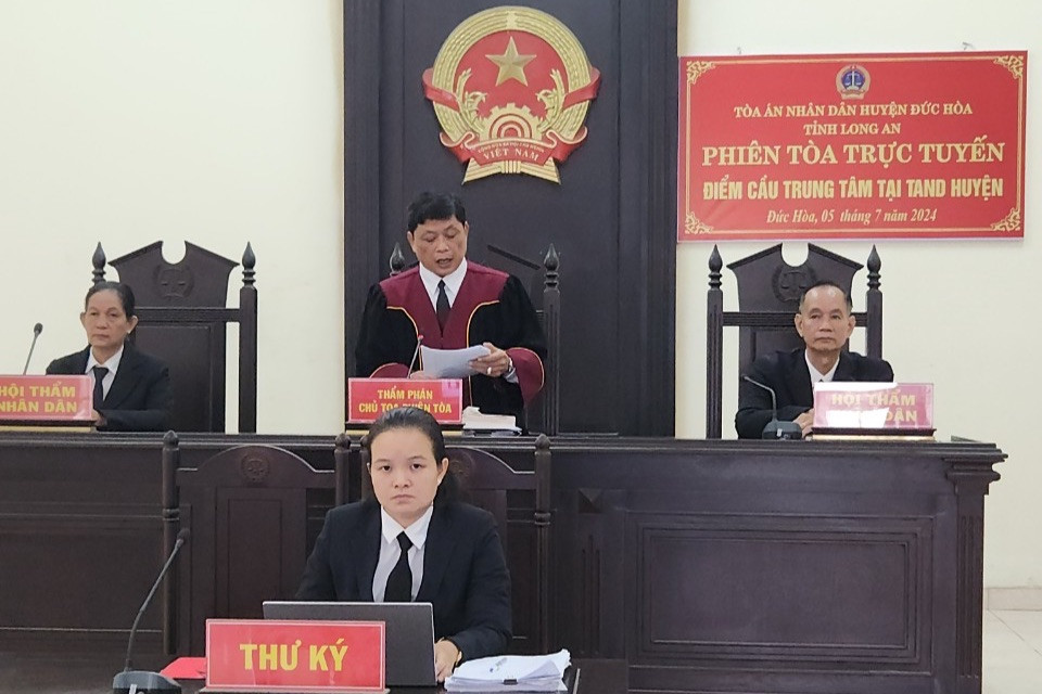 Hội đồng xét xử TAND huyện Đức Hòa tuyên án đối với bị cáo Huỳnh Thanh Hậu tại trụ sở toà án. Phiên toà được kết nối với 13 đơn vị TAND cấp huyện cùng theo dõi. Hội đồng xét xử TAND huyện Đức Hòa tuyên án đối với bị cáo Huỳnh Thanh Hậu tại trụ sở toà án. Phiên toà được kết nối với 13 đơn vị TAND cấp huyện cùng theo dõi.