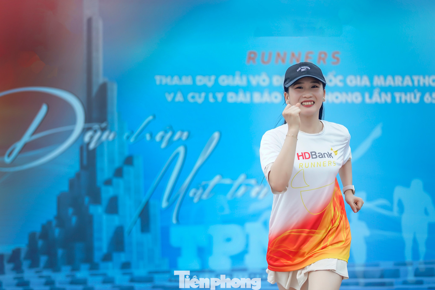 Runner Hoàng Thị Mỹ Ngọc đến từ Nha Trang (Khánh Hoà) đăng ký cự ly 10km. "Xứ sở hoa vàng trên cỏ xanh từ lâu đã thu hút tôi nhưng chưa có thời gian để khám phá. Chủ đề của Giải Vô địch Quốc gia Marathon và cự ly dài báo Tiền Phong năm nay thôi thúc tôi tìm đến vùng đất này", Mỹ Ngọc chia sẻ.