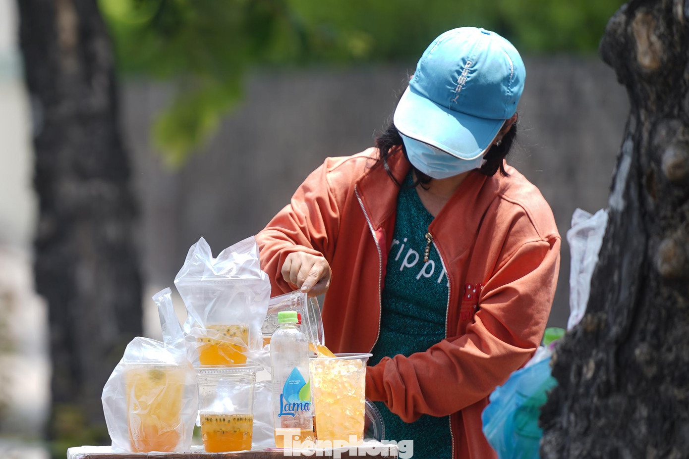 Theo người phụ nữ này, cao điểm nắng nóng, mỗi ngày hơn trăm phần nước suối, trà đá, trà tắc, chanh dây... là chuyện bình thường. Theo người phụ nữ này, cao điểm nắng nóng, mỗi ngày hơn trăm phần nước suối, trà đá, trà tắc, chanh dây... là chuyện bình thường.