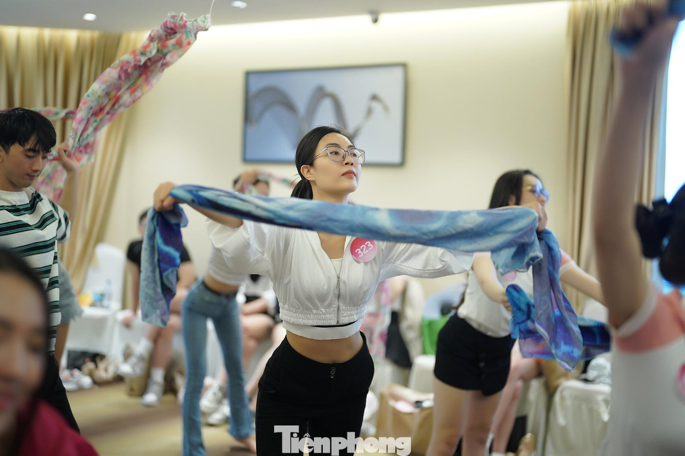 Trần Thị Thanh Tâm và các thí sinh khác đang tập biểu diễn cùng khăn. Đây là đạo cụ quan trọng để các cô gái tỏa sáng ở đêm chung kết trong bài đồng diễn cùng bikini.