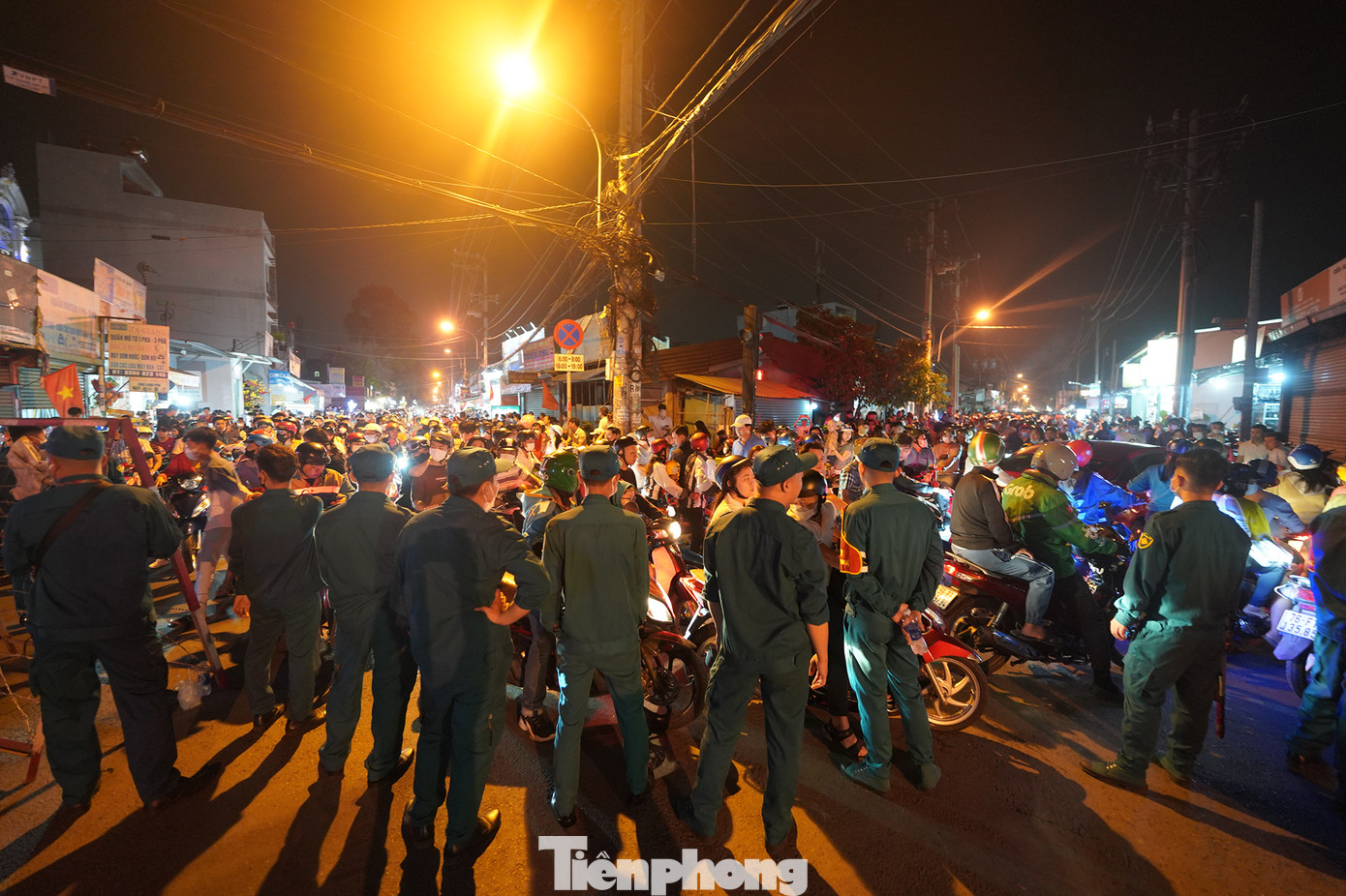 Vòng ngoài, dòng phương tiện gần như "chôn chân", cách Khu di tích lịch sử Ngã Ba Giồng chưa đầy 30m. Trong ảnh, lực lượng dân quân tự vệ điều phối, phong toả góc ngã tư Phan Văn Hớn- Dương Công Khi. Góc bên trái hướng về ngã tư An Sương, góc bên phải hướng về huyện Bình Chánh gần như không thể di chuyển.