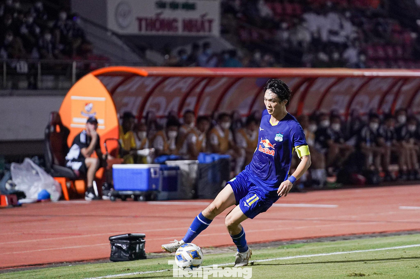 HLV Kiatisak chú trọng vào lối chơi bóng ngắn, đập nhả ở phần trung lộ để hàng phòng ngự đối phương lộ ra khoảng trống ở hai biên. Từ đó, bóng sẽ được chuyền sang vị trí này. Các cầu thủ leo biên sẽ cố gắng dốc bóng xuống đáy biên trước khi căng ngược vào trong hoặc tạt bóng cho các tiền đạo có cơ hội dứt điểm.