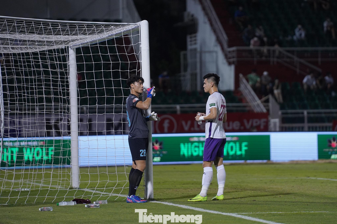 Thủ môn Bùi Tiến Dũng tranh thủ trò chuyện cùng Tiến Linh trong lúc lực lượng y tế đang chăm sóc một cầu thủ TPHCM nằm sân. Thủ môn Bùi Tiến Dũng tranh thủ trò chuyện cùng Tiến Linh trong lúc lực lượng y tế đang chăm sóc một cầu thủ TPHCM nằm sân.