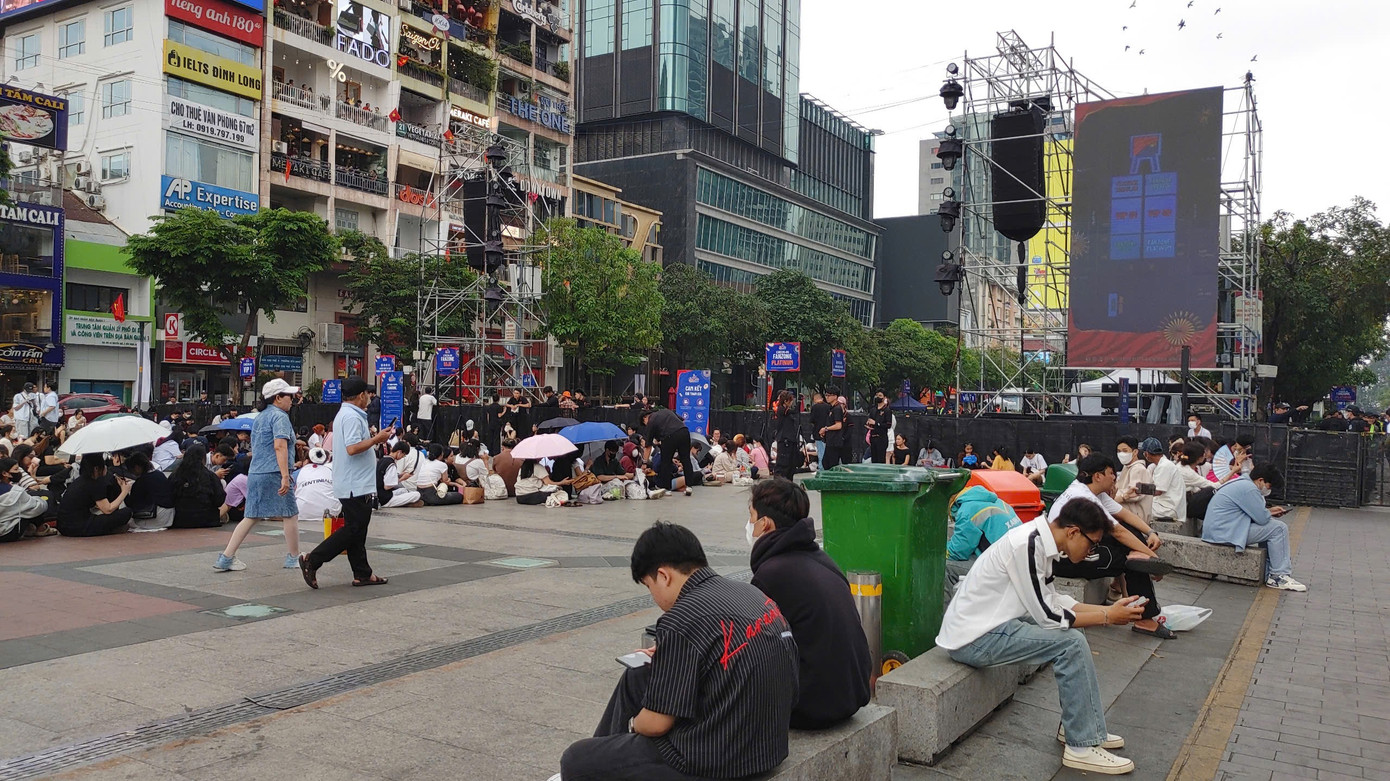 Nhiều bạn trẻ đã ra đây "xí chỗ" từ rất sớm Nhiều bạn trẻ đã ra đây "xí chỗ" từ rất sớm