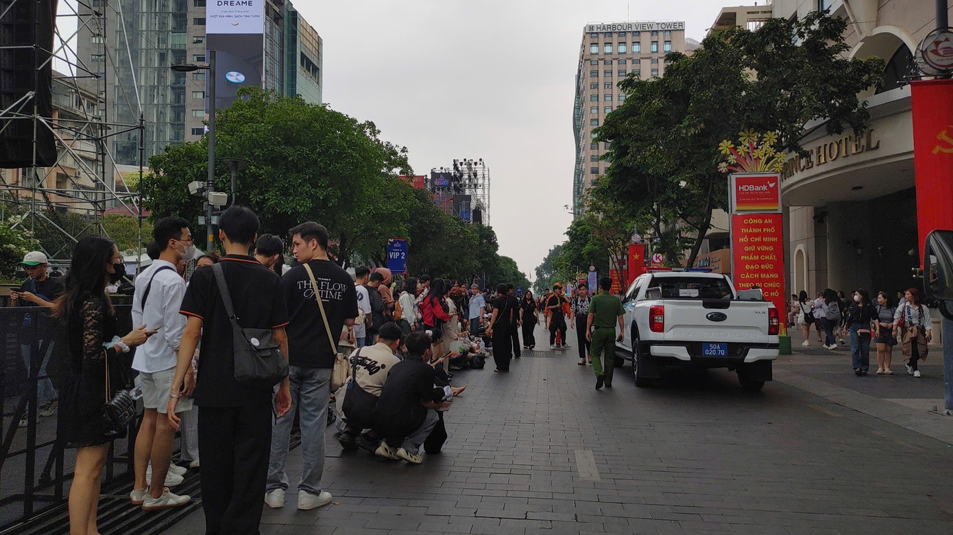 Từ 16 giờ, một số khu vực tại phố đi bộ Nguyễn Huệ bắt đầu hạn chế phương tiện. Từ 16 giờ, một số khu vực tại phố đi bộ Nguyễn Huệ bắt đầu hạn chế phương tiện.