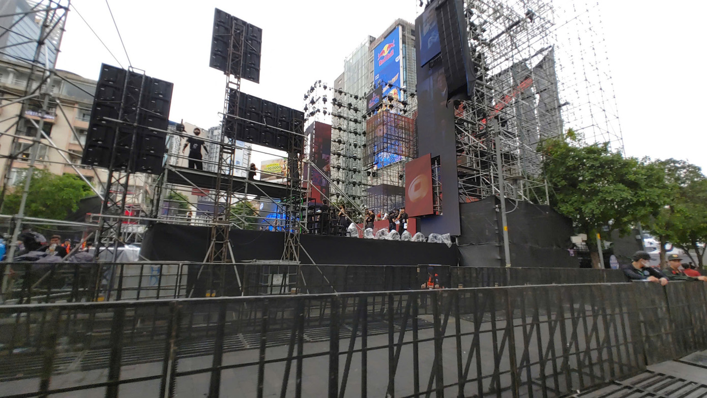 Khu vực tổ chức sự kiện đếm ngược cấp tập chuẩn bị các khâu cuối cùng. Khu vực tổ chức sự kiện đếm ngược cấp tập chuẩn bị các khâu cuối cùng.