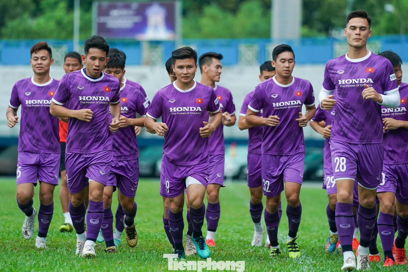 Theo Quế Ngọc Hải, các cầu thủ đang hoà nhập tốt với chiến thuật của toàn đội, họ có kinh nghiệm, khẳng định mình ở V-League, họ được triệu tập là tin mừng vì đội cần tạo ra môi trường cạnh tranh, mọi người cần phải cố gắng nhiều hơn nữa. Thực tế dù thi đấu sơ đồ nào thì đội tuyển chuẩn bị qua từng buổi tập. Nên chơi với hai hay ba trung vệ đều phải đáp ứng. Các đội ở V-League đều chơi với hai trung vệ nên nếu đá trận tới với hai trung vệ thì các cầu thủ đều thích nghi với thử nghiệm của HLV trưởng. Theo Quế Ngọc Hải, các cầu thủ đang hoà nhập tốt với chiến thuật của toàn đội, họ có kinh nghiệm, khẳng định mình ở V-League, họ được triệu tập là tin mừng vì đội cần tạo ra môi trường cạnh tranh, mọi người cần phải cố gắng nhiều hơn nữa. Thực tế dù thi đấu sơ đồ nào thì đội tuyển chuẩn bị qua từng buổi tập. Nên chơi với hai hay ba trung vệ đều phải đáp ứng. Các đội ở V-League đều chơi với hai trung vệ nên nếu đá trận tới với hai trung vệ thì các cầu thủ đều thích nghi với thử nghiệm của HLV trưởng.