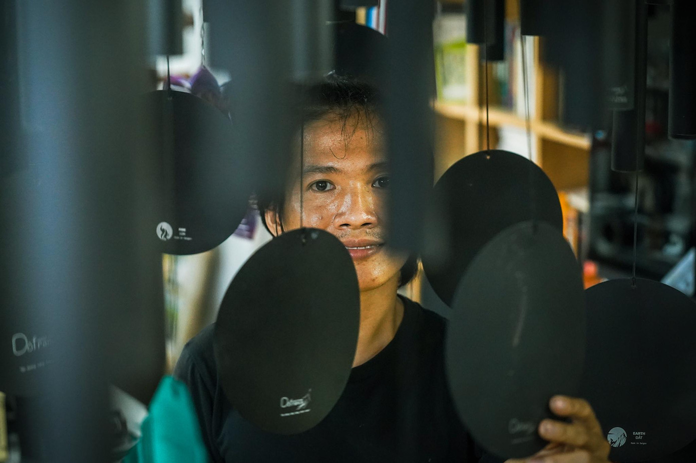 Nói về cơ duyên đến với nghề, anh Đức tâm sự: “Năm 2012, khi còn làm công nghệ thông tin ở một công ty dầu khí tại Bà Rịa - Vũng Tàu, trong một lần tình cờ lên núi viếng thăm Thiền viện Chơn Không (thành phố Vũng Tàu), tôi bỗng say mê với những âm thanh phát ra từ tổ hợp chuông gió lớn ở chánh điện. Khi đó, tôi bắt đầu mới suy nghĩ muốn làm một chiếc chuông gió theo ý của mình, thỏa mãn theo tần số nhạc của bản thân”.