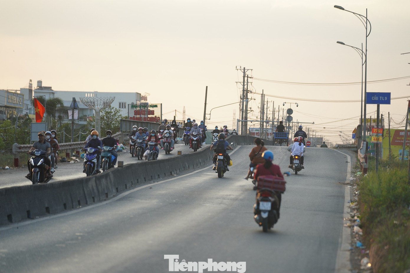 Hình ảnh ghi nhận tại cầu TL9 lúc 17h.