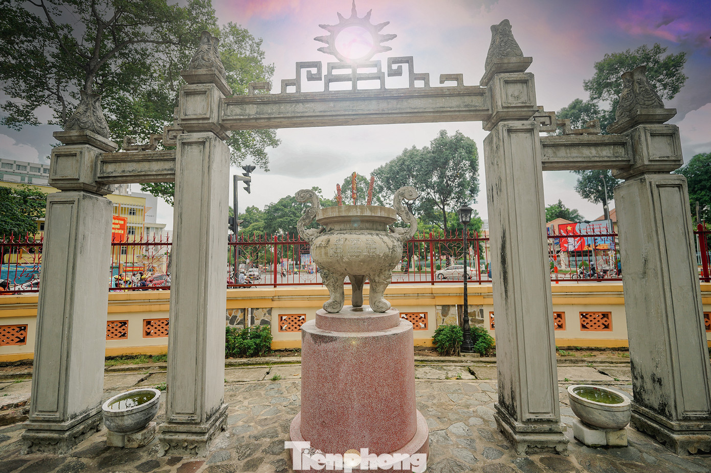 Một góc lăng ngay vị trí nhìn ra ngã ba Phan Đăng Lưu - Lê Văn Việt (trước là đường Đinh Tiên Hoàng). Một góc lăng ngay vị trí nhìn ra ngã ba Phan Đăng Lưu - Lê Văn Việt (trước là đường Đinh Tiên Hoàng).