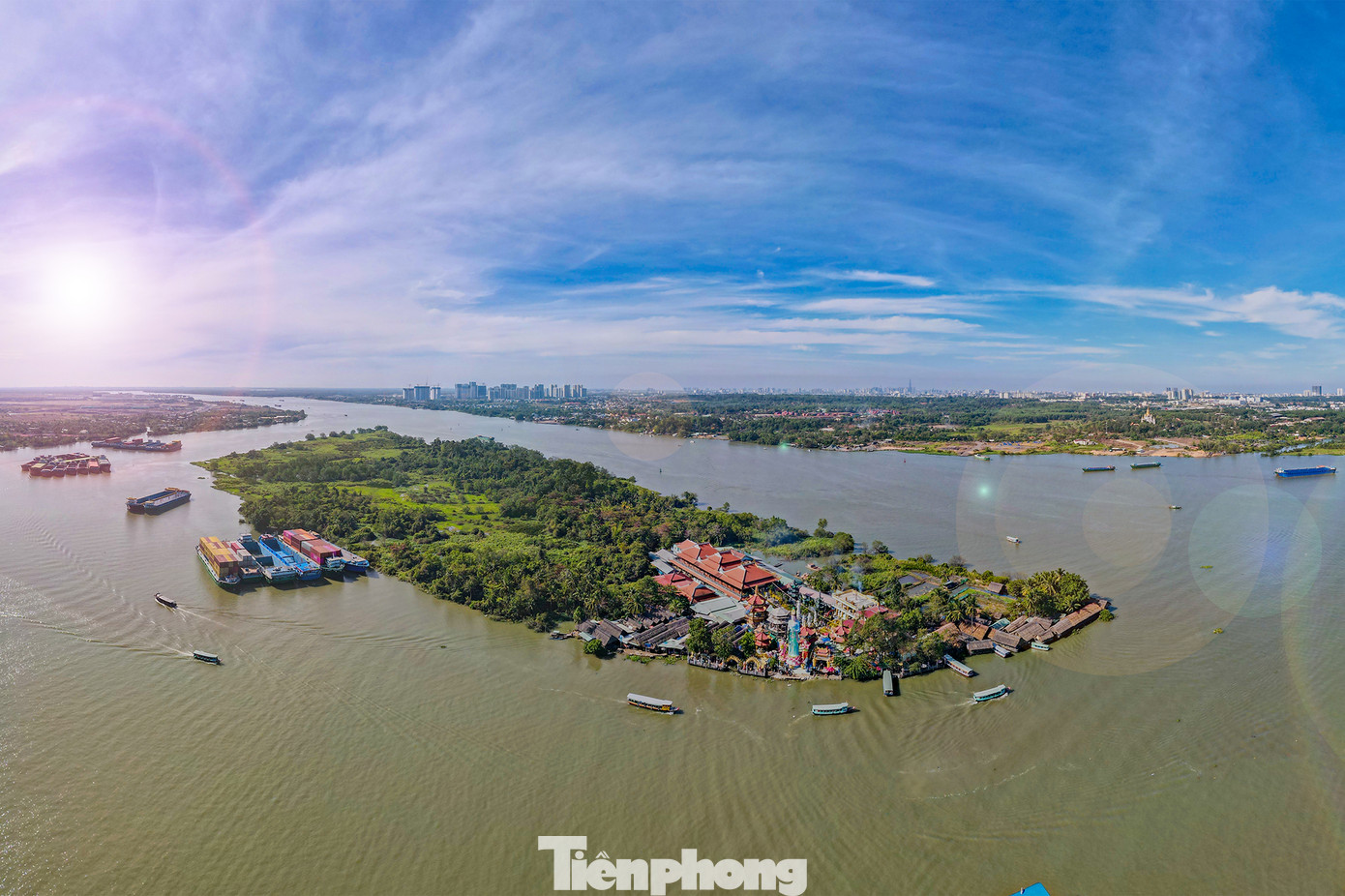 Với vị trí nằm trên một cù lao thuộc sông Đồng Nai, từ lâu chùa Phước Long đã trở thành điểm hành hương linh thiêng thu hút nhiều du khách tới cúng bái, vãng cảnh.